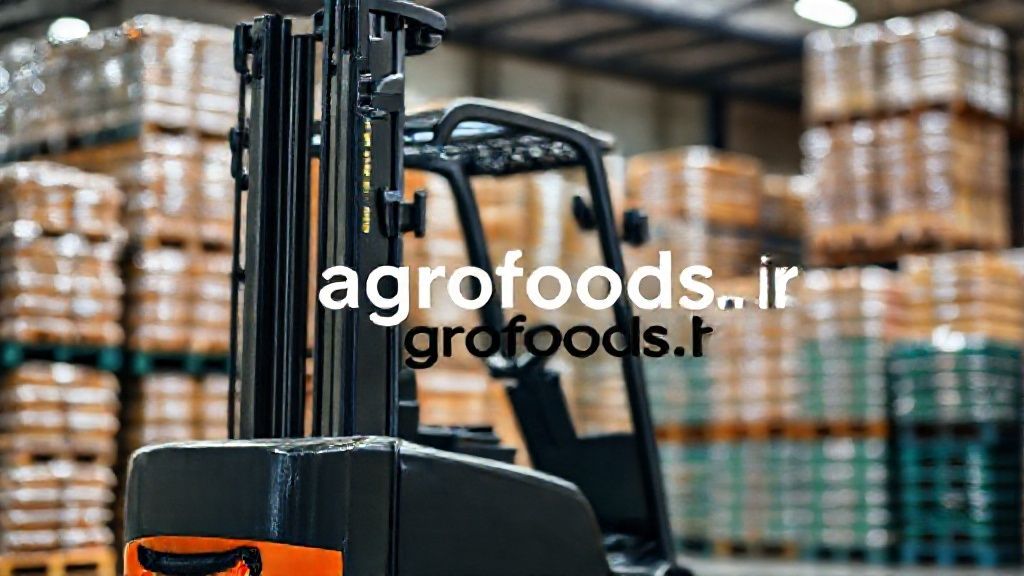 لیفتراک مدرن در حال جابجایی کالا در انبار صنایع غذایی